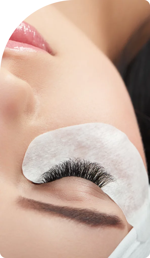 Professionelle Wimpernverlängerung mit höchster Präzision im Glow Wow Studio München