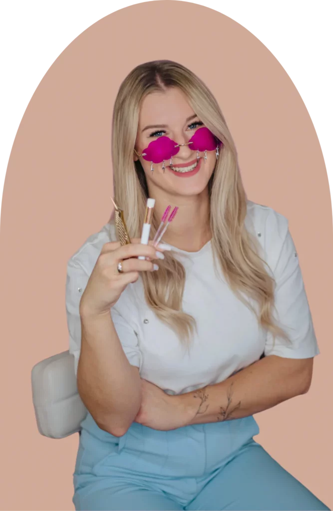 Erfahrene Wimpernstylistin im Glow Wow Studio München bei der Arbeit