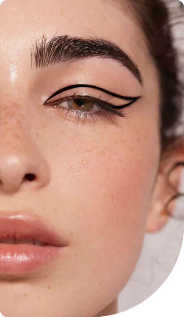 Professionelle Wimpernverlängerung und Eyeliner Look bei Glow Wow Studio München