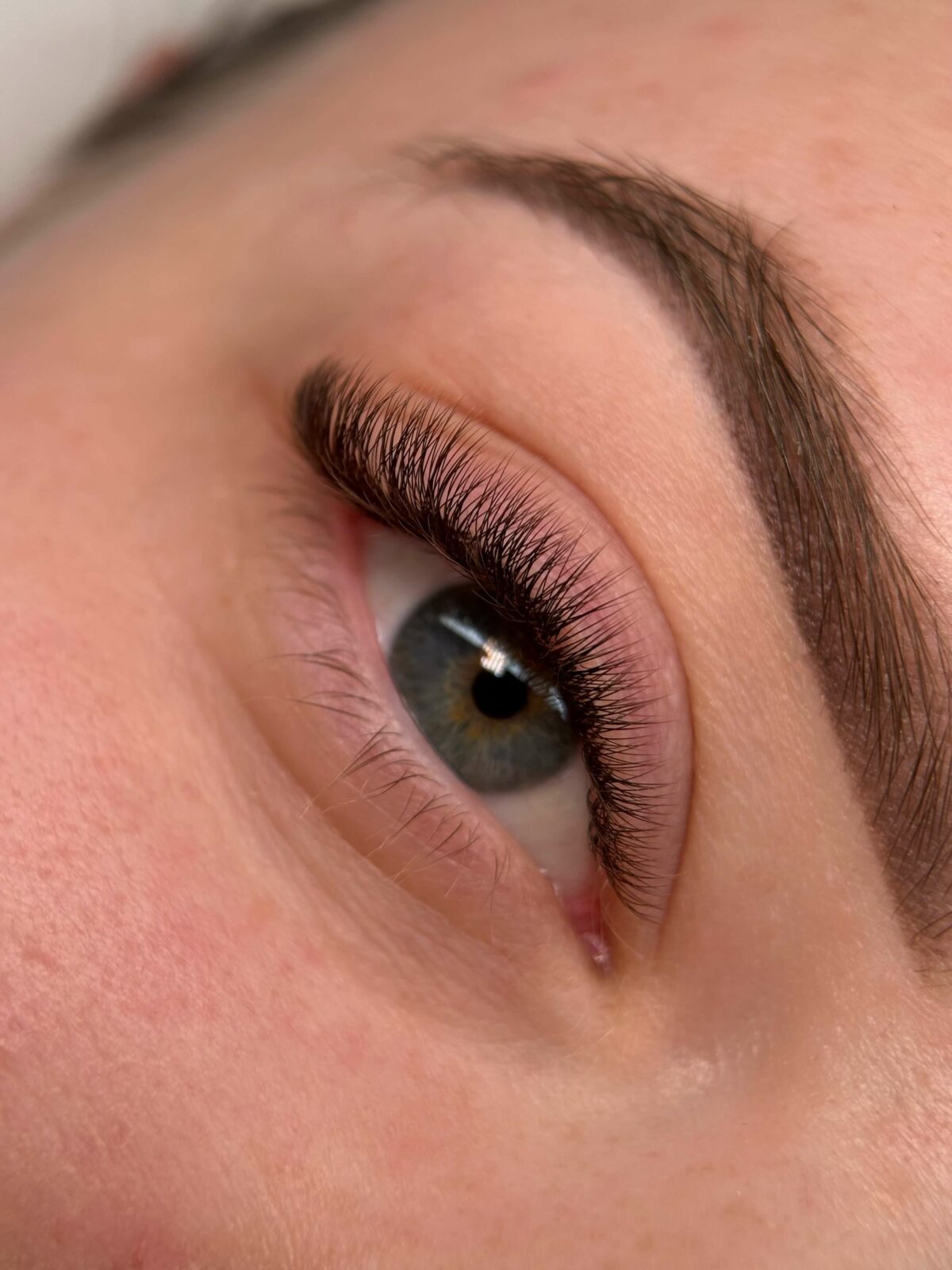 Dramatischer Volumen-Look Wimpernverlängerung für ausdrucksstarke Augen im Glow Wow Studio München.