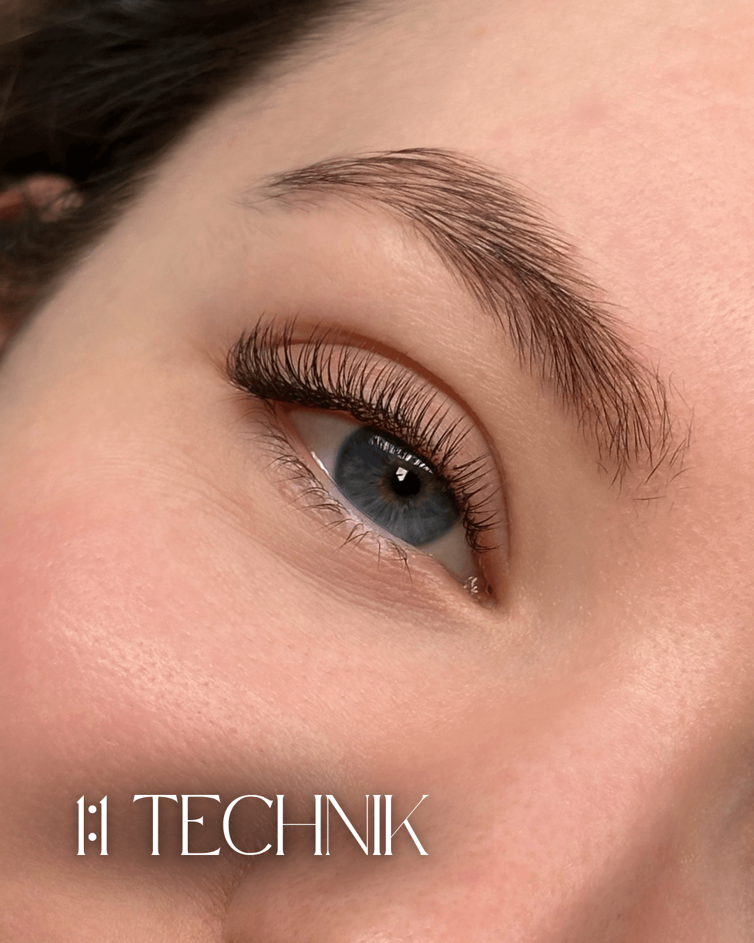 Professionelle Wimpernverlängerung mit der 1:1 Technik für einen natürlichen Look im Glow Wow Studio München.