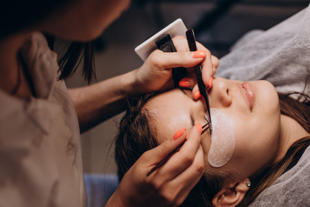 Wimpernverlängerung in München – Stylistin setzt Extensions im Studio